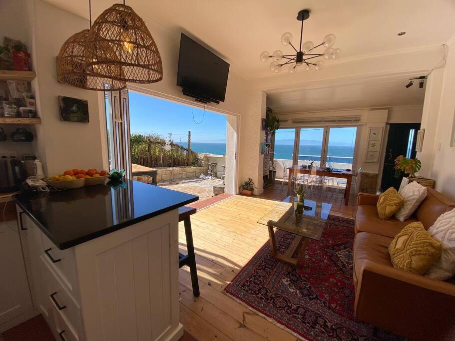 Holiday home The Whalespotter On The Sea Cape Town